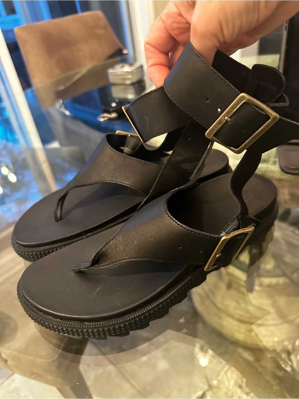 Like New! $140 Sorel Black Thong Sandals with Ankle Strap sz 8.5 - Picture 2 of 7
